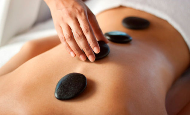 Benefícios da massagem com pedras quentes