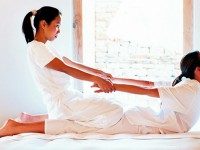 Mulher recebendo massagem tailandesa