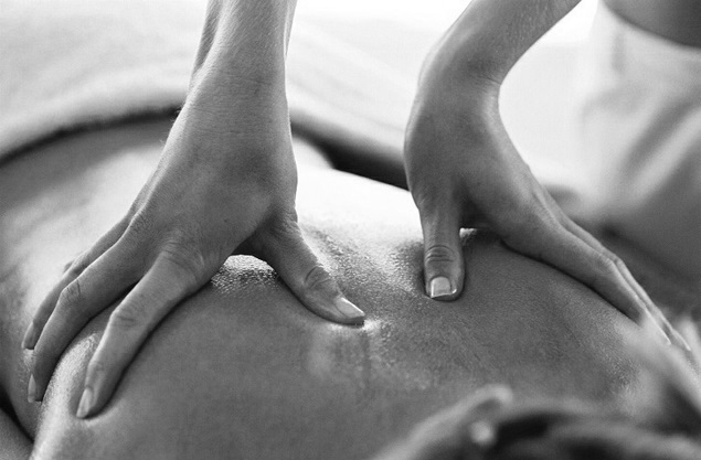 Pessoa recebendo os benefícios da massagem