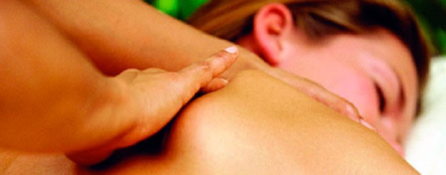 Mulher recebendo massagem com creme