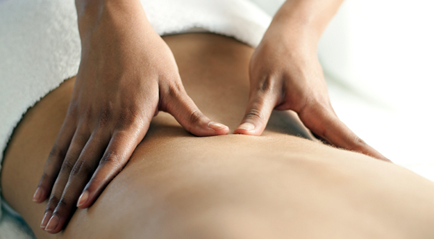 Mulher recebendo massagem nas costas