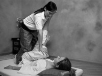 Mulher fazendo massagem tailandesa em cliente