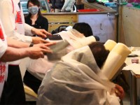 Chineses realizando a massagem com facas