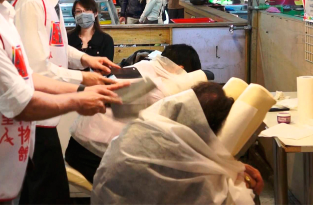 Chineses realizando a massagem com facas