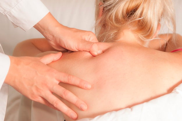 Mulher recebendo massagem neuromuscular