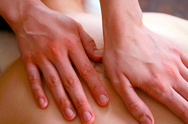 Pessoa recebendo massagem nas costas