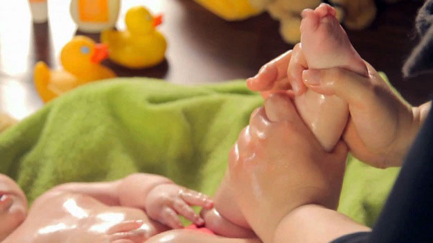 Bebê recendo massagem Shantala